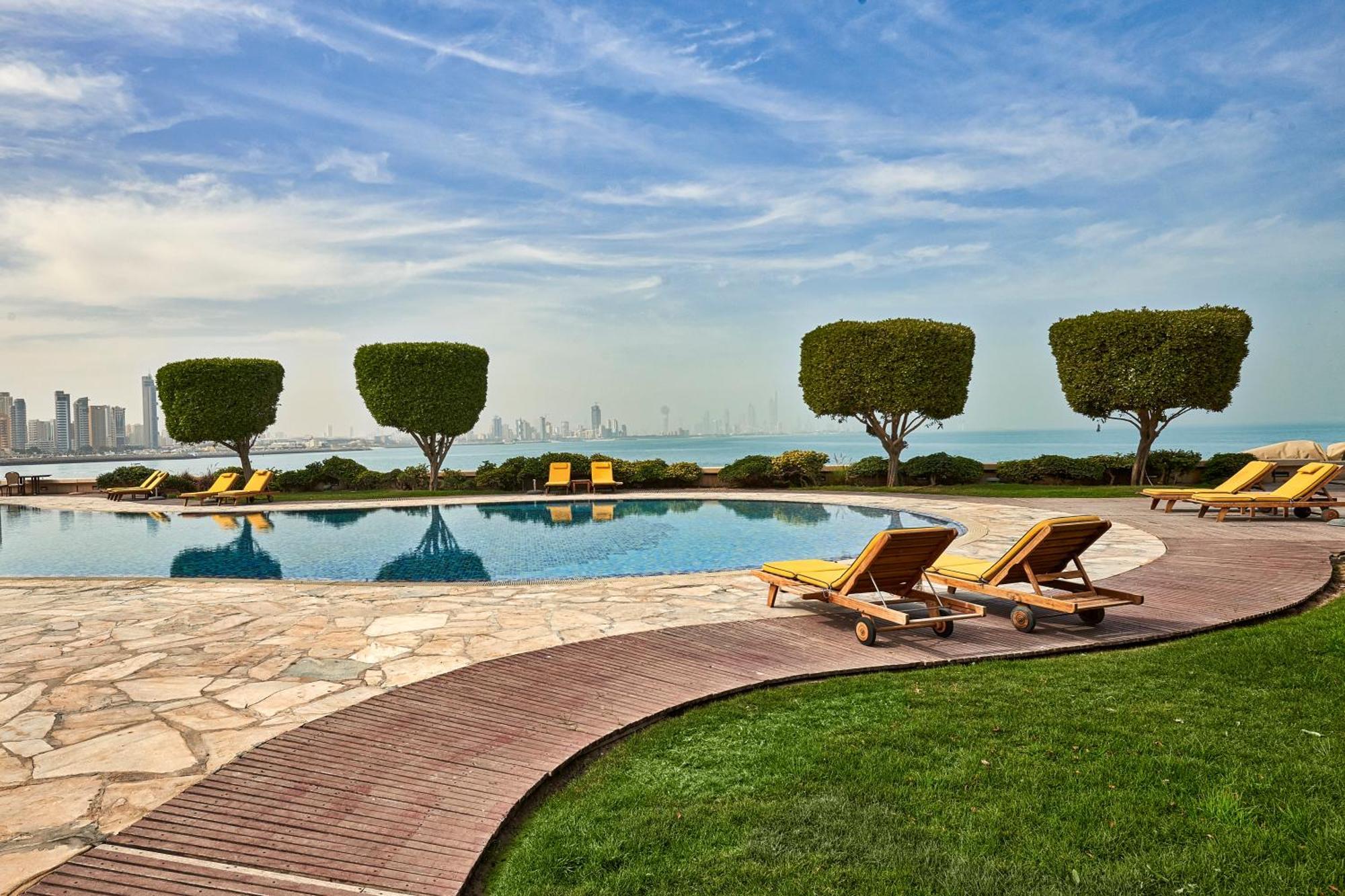 Marina Hotel Kuwait City Exterior foto The pool at the Four Seasons Hotel, Bahrain